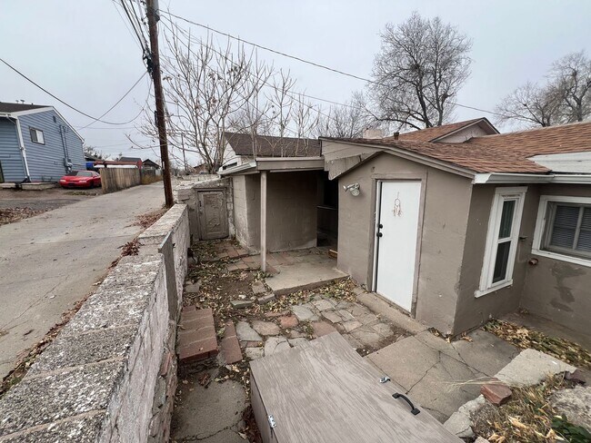 Building Photo - 2 Bed 1 Bath House in Westwood Neighborhood