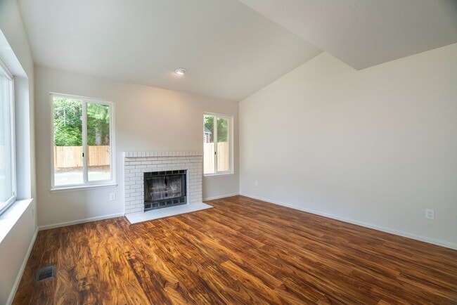 Building Photo - North Bothell 3 bdrm Townhome with private fenced yard