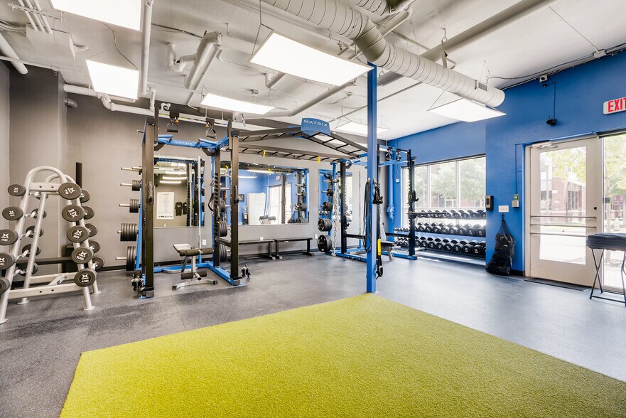 Building Photo - 928 Travis Ave