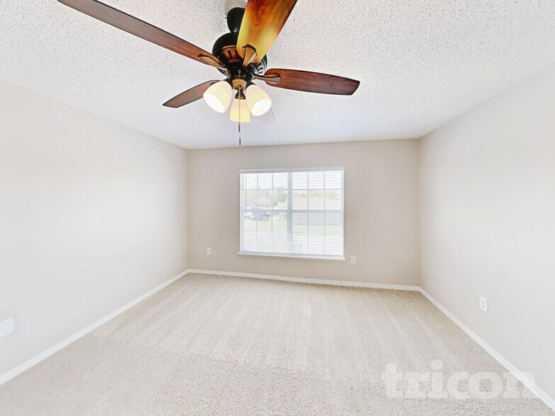 Building Photo - 13561 Linden Dr