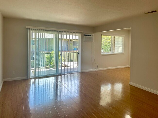 Primary Photo - Spacious 2 Bedroom a Bath Upstairs Apartme...
