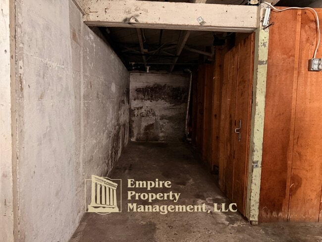 Building Photo - 537 NE Winchester St