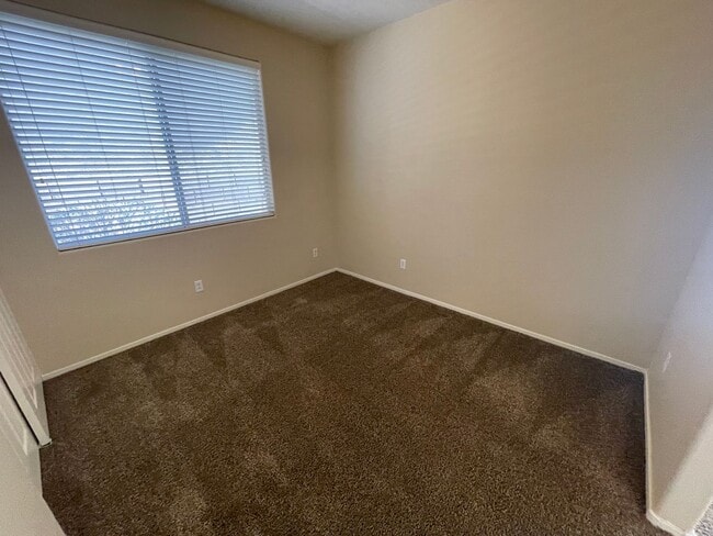 Building Photo - 3 Bedroom 2 1/2 Bathroom w/Den & Loft