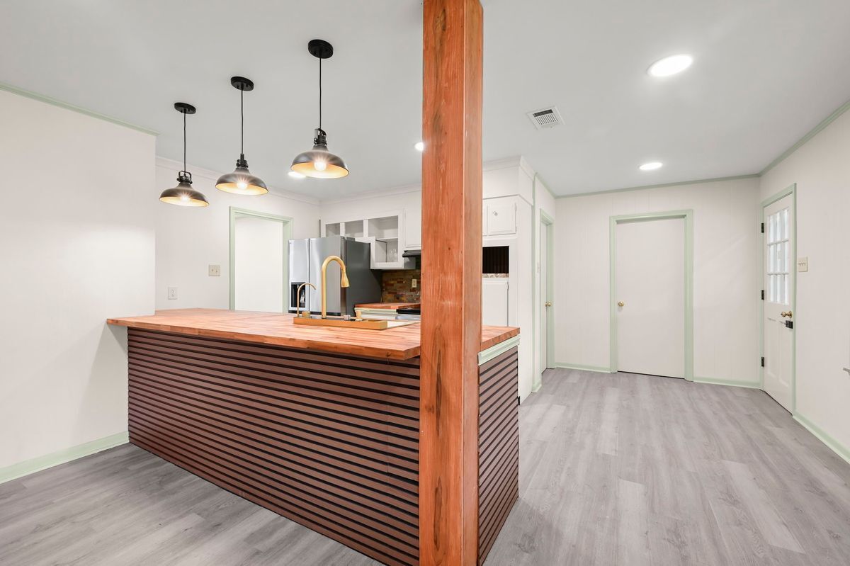 Building Photo - 9556 Fairway Dr