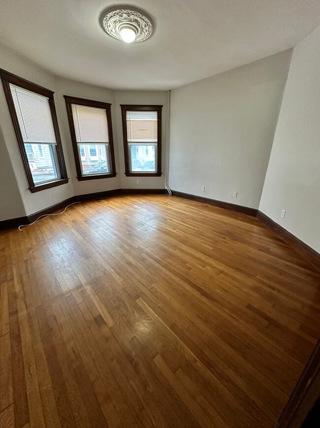 Building Photo - 147 L St