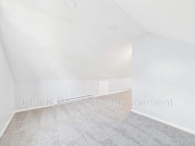 Building Photo - 1078 Lindsay Ave