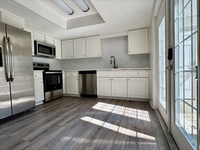 Building Photo - Beautiful 3 Bedroom 3 Bath home $2275