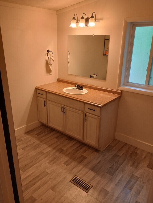 Building Photo - 202 Holly St