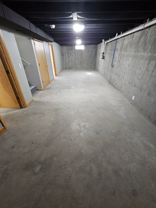 Building Photo - Single Family with basement