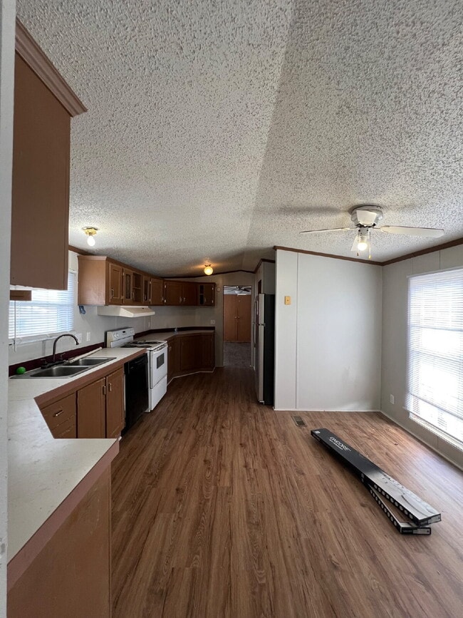 Building Photo - 2 BR | 2 BA in Pikeville! Trash Pick-Up Included!