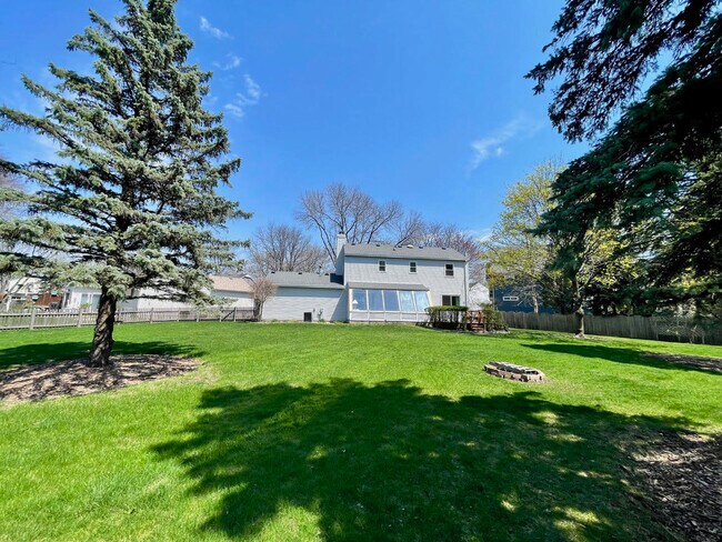 Building Photo - 1725 Drake Ct
