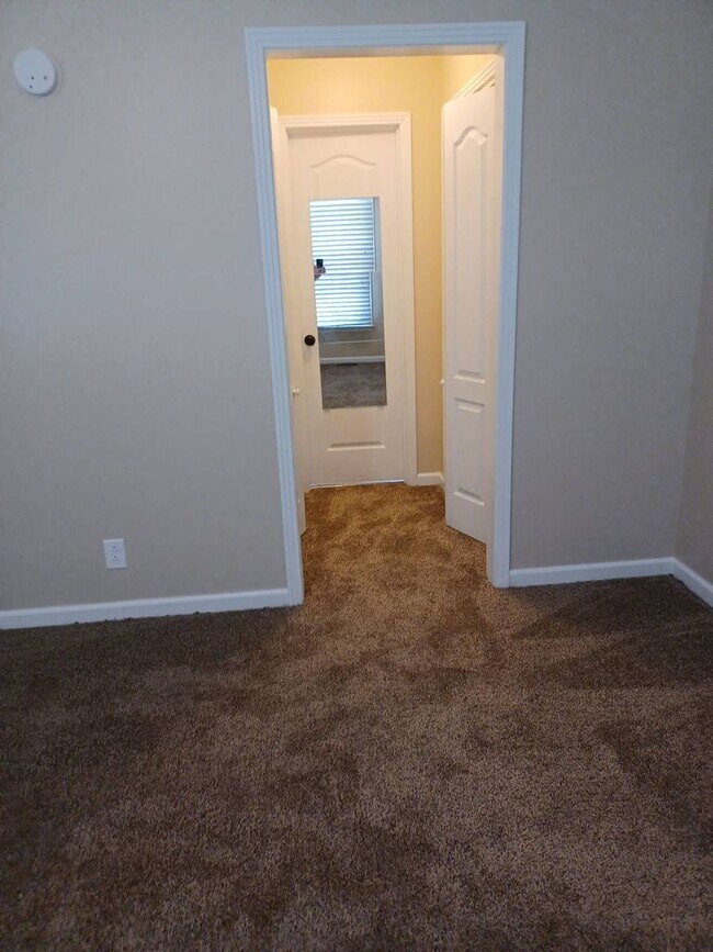 Building Photo - 421 Bluff Dr