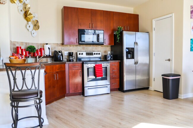 Building Photo - 898 Oak St NW