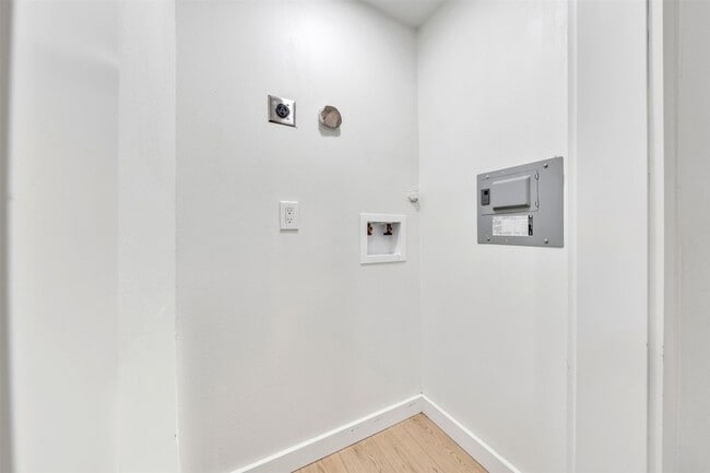 Building Photo - 601 Pearson Ave