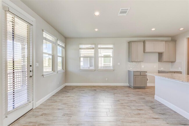 Building Photo - 113 Riverhill Dr