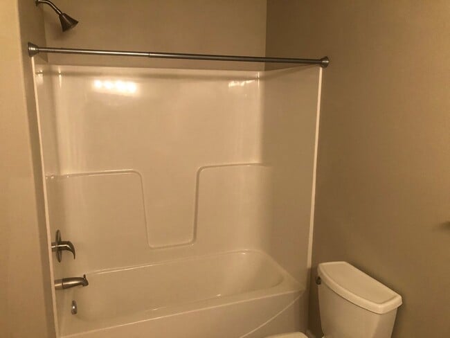 Building Photo - Newer 3 bedrooms 2.5 bathroom townhouse! MOVE IN SPECIAL!