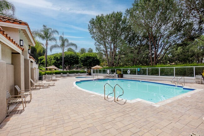 Building Photo - Charming Ground-Level Condo in California ...