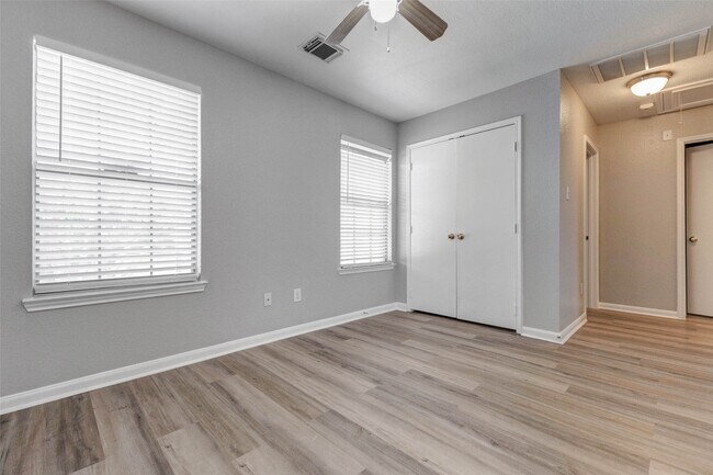 Building Photo - 9307 Grove Haven Dr