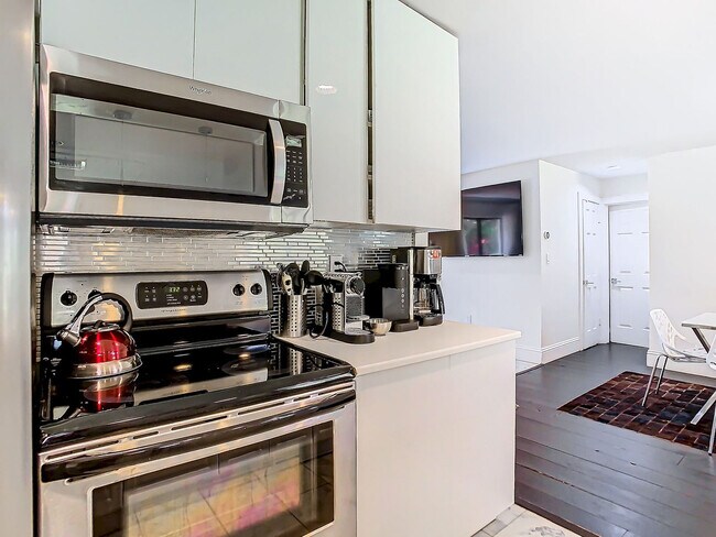 Building Photo - 5700 Saddlebrook Way
