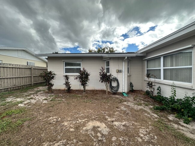 Building Photo - Spacious 2 Bedroom 2 Bathroom Seminole Home with Yard