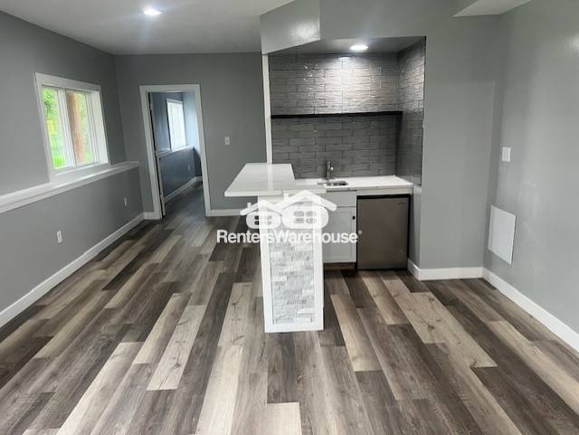 Building Photo - 1730 Deephaven Dr