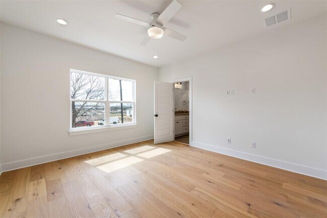 Building Photo - 302 East Dr