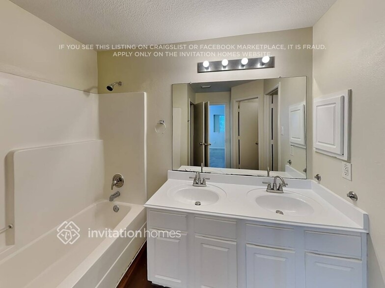 Building Photo - 1818 Day Lily Way