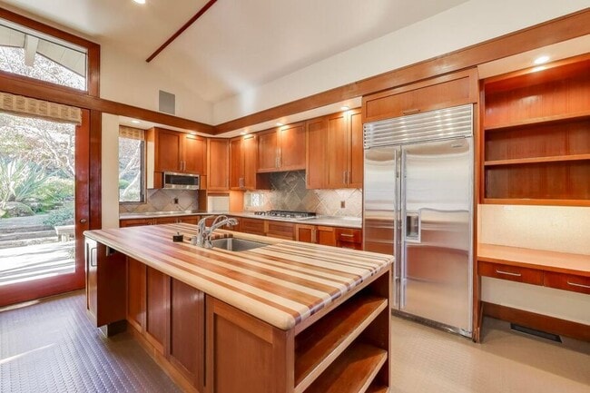 Building Photo - 28 Meadow Rd