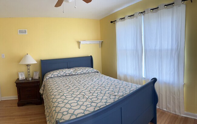 Queen size with ceiling fans - 5119-1 Avenue Q
