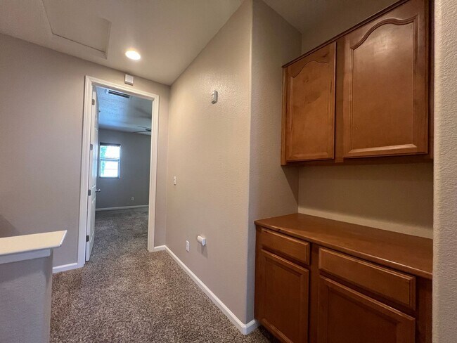 Building Photo - 3 Bd, 2.5 Ba Condo in Elk Grove
