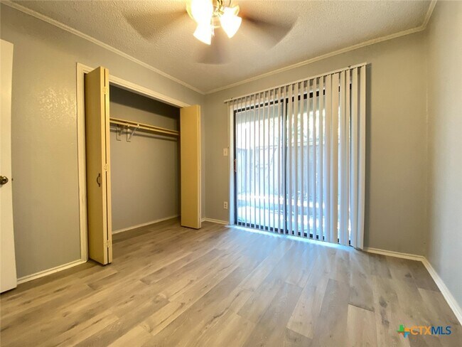 Building Photo - 1202 Thorpe Ln