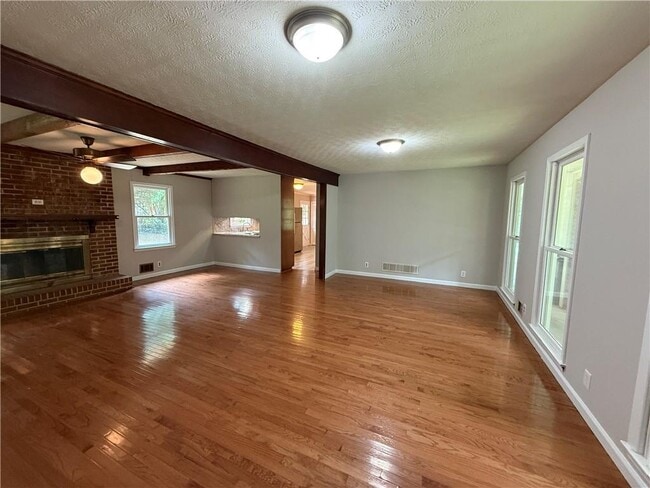 Building Photo - 3155 Oak Dr
