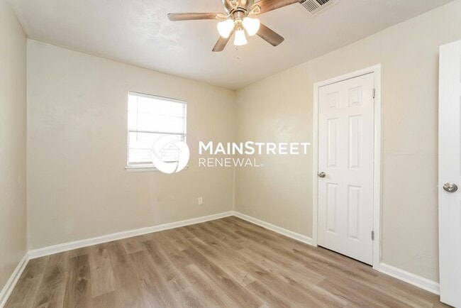 Building Photo - 3 Bedroom Pet-Friendly Home in Oklahoma City, OK with Main Street Renewal