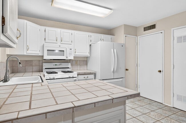 Building Photo - 510 W Cll Lago