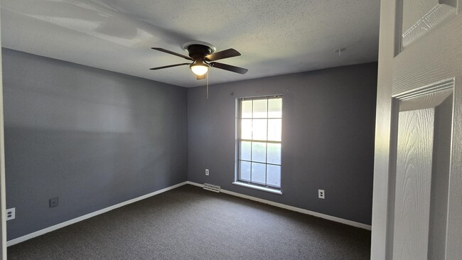 Building Photo - 1457 S Sonora Dr