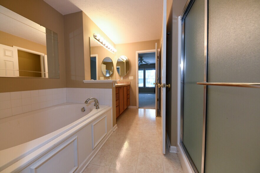 Building Photo - 5845 Crescent Ridge Dr