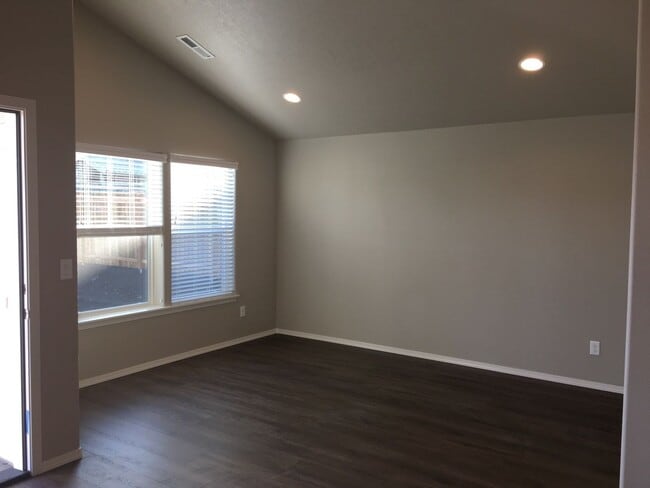 Building Photo - 3 Bedroom / 2 Bathroom Home in SW Redmond