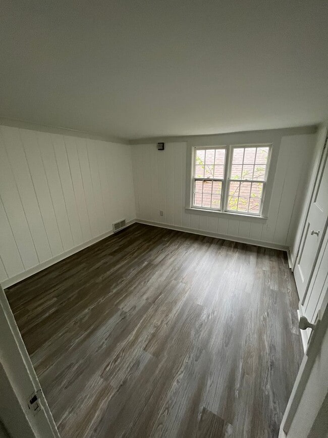 Building Photo - Newly remodeled 4 bed 2 bath home available in Rockford ***SECTION 8 OK***