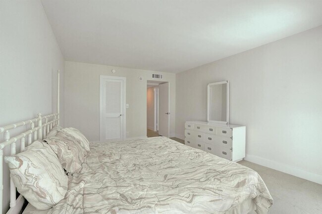 Building Photo - 1360 S Ocean Blvd