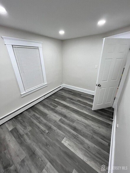 Building Photo - 28 Victoria Ave