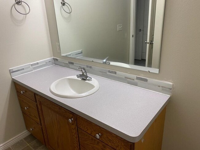 Building Photo - 2 Bed 1 Bath Delmar Condo in Sugar City!