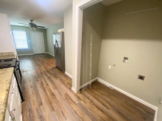 Building Photo - 899 Hampton Lane