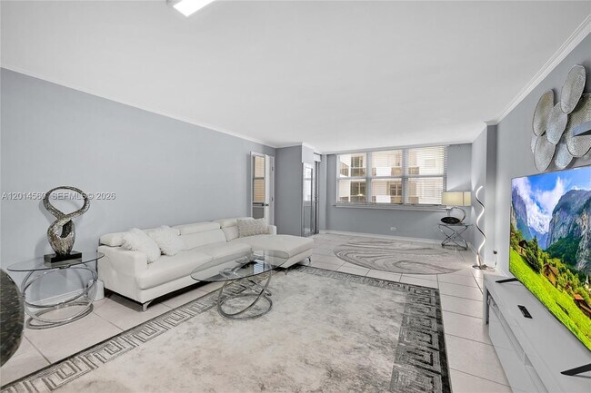 Building Photo - 6039 Collins Ave