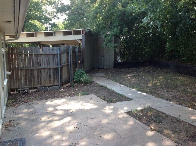 Building Photo - ***$500 off First Full Months rent with mo...