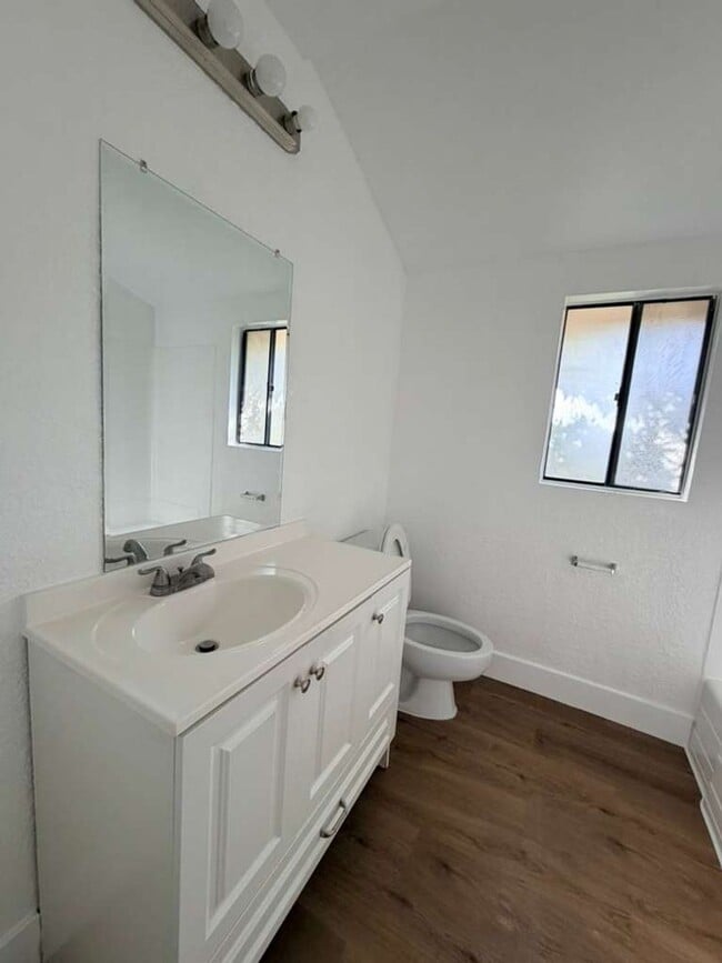 Building Photo - Freshly Updated End-Unit Townhome in the Gated Community of Vista Valencia