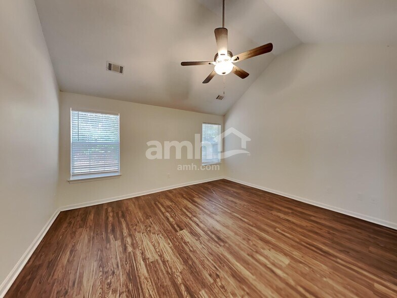 Building Photo - 375 Ermines Way