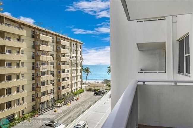 Building Photo - 3140 S Ocean Dr