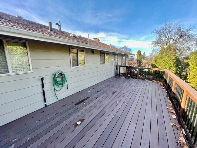 Building Photo - Sprawling 5bd/3bath Split-Level Home | Sto...