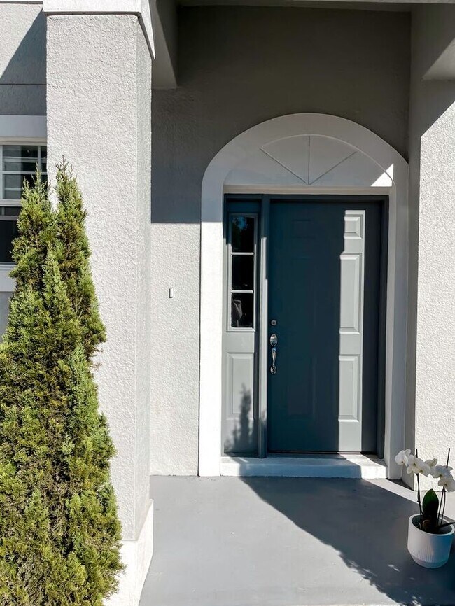 Building Photo - Updated 3 bed 2.5 bath Townhome