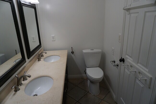 Building Photo - Quiet 5 Bedroom 3 Bath West Jordan Home
